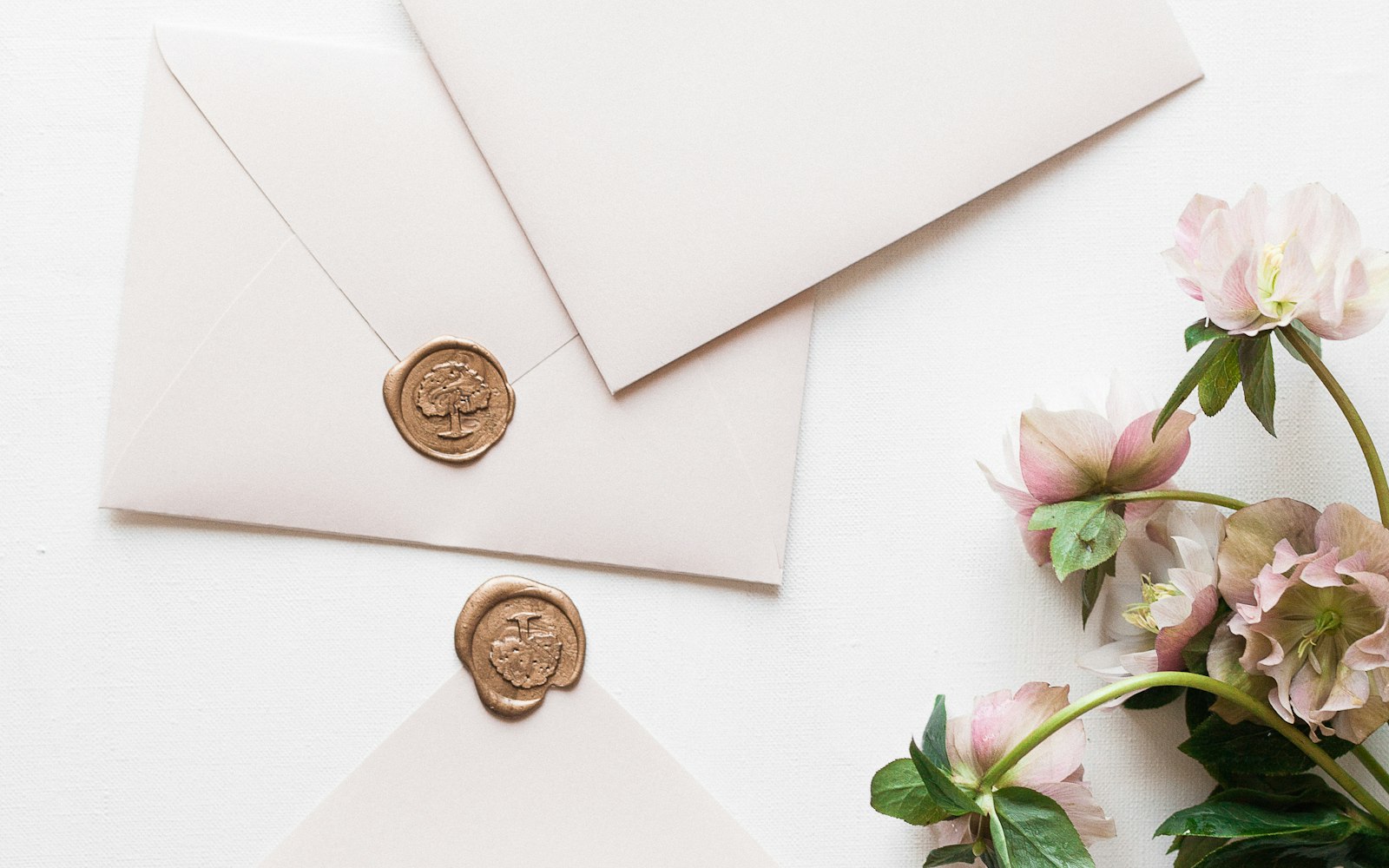 How much should you give as a wedding gift in Canada?